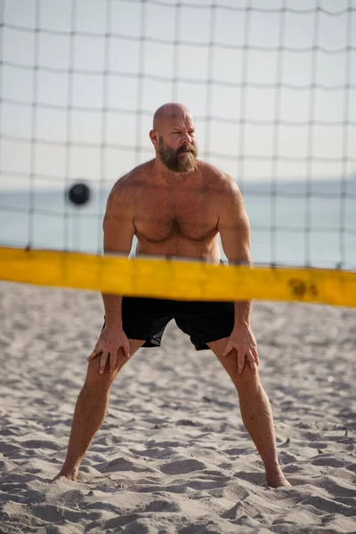 Muž Hrát Volejbal Pláži — Stock fotografie