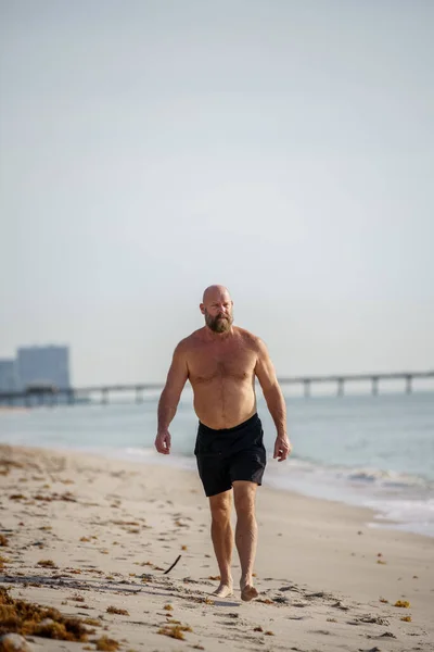 Florida Man Loopt Het Strand — Stockfoto