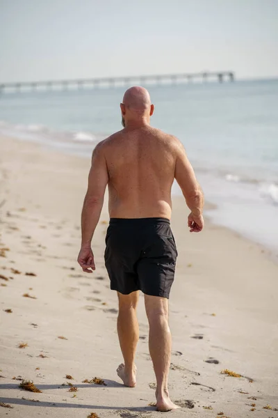 Muž Pláži Odchází — Stock fotografie