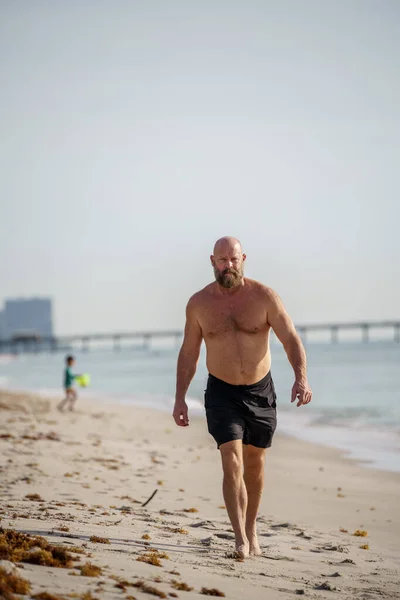 Florida Man Walking Beach — Stock Photo, Image