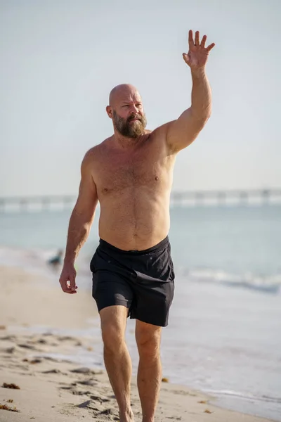 Άντρας Στην Παραλία Κουνώντας Χέρι Του — Φωτογραφία Αρχείου