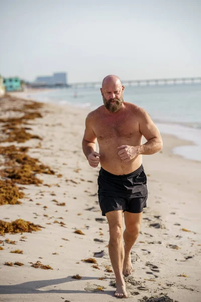 Tvrdý Bílý Chlap Běží Pláži — Stock fotografie