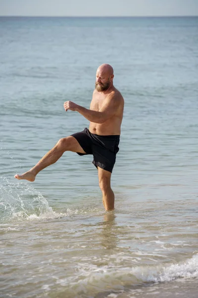 Florida Uomo Calci Fino Acqua Sulla Sabbia Spiaggia — Foto Stock