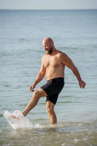 佛罗里达州男子在海滩沙地上打水 — 图库照片