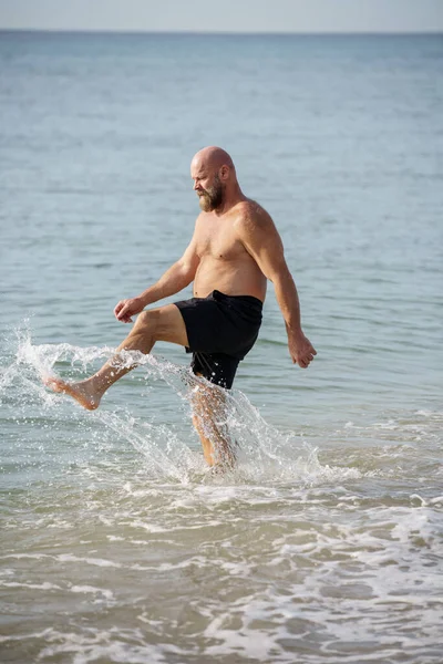 Φλόριντα Άνθρωπος Κλοτσιές Μέχρι Νερό Στην Άμμο Παραλία — Φωτογραφία Αρχείου