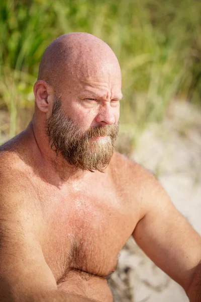 一个英俊的佛罗里达男人在海滩上的画像 — 图库照片