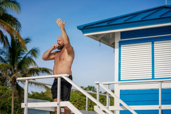 Florida Livräddare Vinka Människor Att Komma Närmare Stranden — Stockfoto