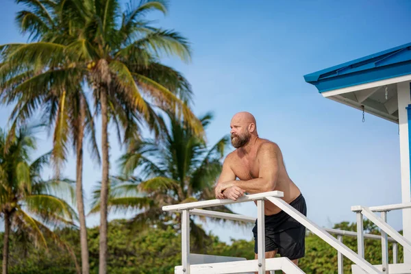 見張りのフロリダの男のライフガードの写真 — ストック写真