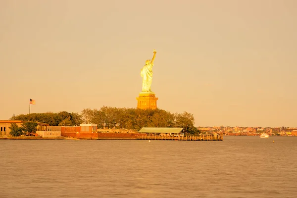 Lueur Orange New York Statue Liberté Contre Les Incendies Polution — Photo