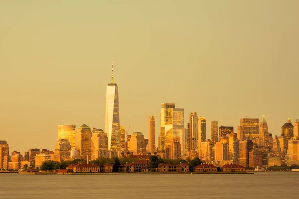 オレンジの色合いのニューヨークのスカイライン — ストック写真