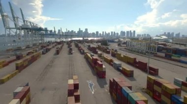Havadan dönüş Miami Limanı 'nın şehir merkezi manzaralı olduğunu gösteriyor.