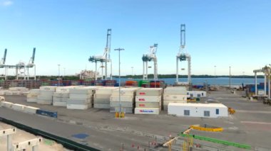 Miami Havaalanı. 2023 dolaylarında kargo konteynırlarını kapatın.