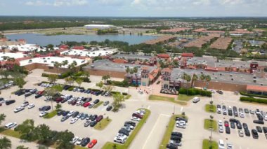 Hava statik video Miromar Outlet, Estero Florida USA 4k mağazaları