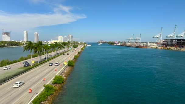 Enfoque Aéreo Miami Beach Macarthur Vista Calzada Del Puerto Entrada — Vídeo de stock