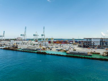 Miami, FL, ABD - 10 Haziran 2023: Miami inşaatının havadan çekilmiş fotoğrafı derinliği giderek artıyor