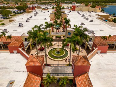 Estero, FL, ABD - 8 Haziran 2023: Estero FL ABD 'de hava aracı fotoğrafı Miromar Outlets