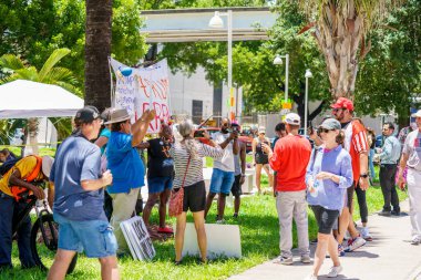 Miami, FL, ABD - 13 Haziran 2023: Kalabalık haber ajanları Wilkie D Ferguson Jr. ABD Adliyesi Donald Trump Miami iddianamesi duruşmasına geldi