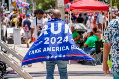 Miami, FL, ABD - 13 Haziran 2023: Kalabalık haber ajanları Wilkie D Ferguson Jr. ABD Adliyesi Donald Trump Miami iddianamesi duruşmasına geldi