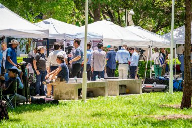 Miami, FL, ABD - 13 Haziran 2023: Kalabalık haber ajanları Wilkie D Ferguson Jr. ABD Adliyesi Donald Trump Miami iddianamesi duruşmasına geldi