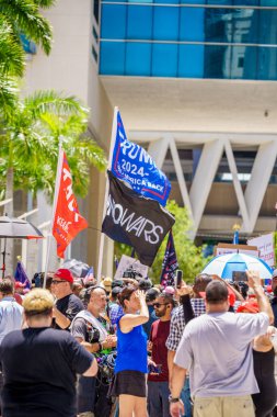 Miami, FL, ABD - 13 Haziran 2023: Kalabalık haber ajanları Wilkie D Ferguson Jr. ABD Adliyesi Donald Trump Miami iddianamesi duruşmasına geldi