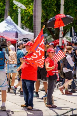 Miami, FL, ABD - 13 Haziran 2023: Kalabalık haber ajanları Wilkie D Ferguson Jr. ABD Adliyesi Donald Trump Miami iddianamesi duruşmasına geldi