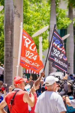 Miami, FL, ABD - 13 Haziran 2023: Kalabalık haber ajanları Wilkie D Ferguson Jr. ABD Adliyesi Donald Trump Miami iddianamesi duruşmasına geldi