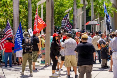 Miami, FL, ABD - 13 Haziran 2023: Kalabalık haber ajanları Wilkie D Ferguson Jr. ABD Adliyesi Donald Trump Miami iddianamesi duruşmasına geldi