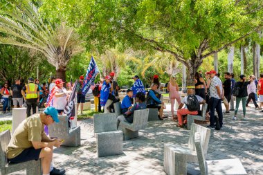 Miami, FL, ABD - 13 Haziran 2023: Kalabalık haber ajanları Wilkie D Ferguson Jr. ABD Adliyesi Donald Trump Miami iddianamesi duruşmasına geldi