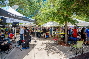 Miami, FL, ABD - 13 Haziran 2023: Kalabalık haber ajanları Wilkie D Ferguson Jr. ABD Adliyesi Donald Trump Miami iddianamesi duruşmasına geldi