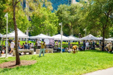 Miami, FL, ABD - 13 Haziran 2023: Kalabalık haber ajanları Wilkie D Ferguson Jr. ABD Adliyesi Donald Trump Miami iddianamesi duruşmasına geldi