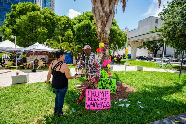 Miami Usa Kesäkuu 2023 Crowds Uutiset Ihmiset Wilkie Ferguson Courthouse — kuvapankkivalokuva