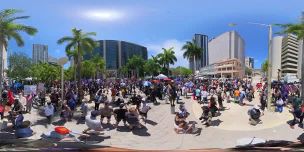 美国佛罗里达州迈阿密 2023年6月13日 360视频迈阿密新闻和人们在等待唐纳德 特朗普出庭受审 — 图库视频影像