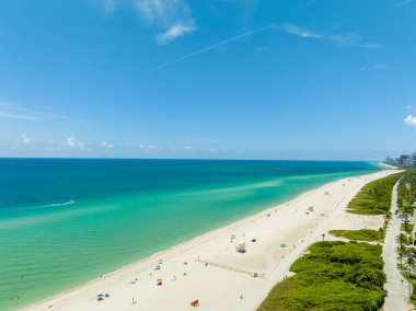 Miami Beach Haulover Park Atlantik Okyanusu 'ndaki hava aracı fotoğrafı.