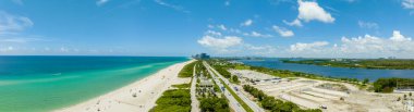 Miami Beach Haulover Park Atlantik Okyanusu 'ndaki hava aracı fotoğrafı.