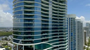 Sunny Isles Beach, FL, ABD - 22 Haziran 2023: Havacılık çatısı spin videosu The Ritz Carlton Residences Sunny Isles Beach
