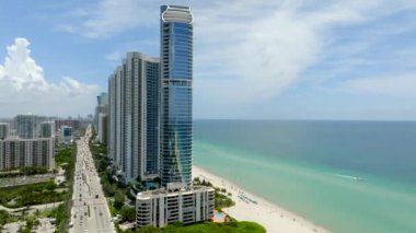 Sunny Isles Beach, FL, ABD - 22 Haziran 2023: Ritz Carlton Residences Sunny Isles Beach FL 'deki teras katı.