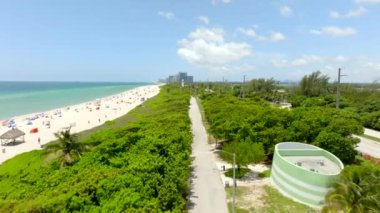 Düşük hava görüntüsü Haulover Sahili FL yaz havası yeşil sahne