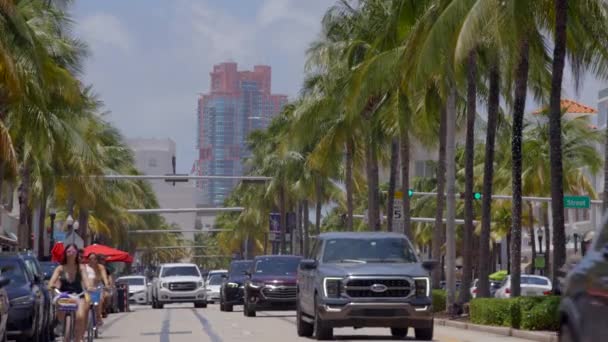 Gente Montando Bicicleta Washington Avenue Miami Beach 24P Prores Material — Vídeo de stock