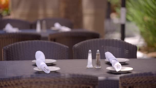 Configuración Mesa Del Restaurante Ith Sal Pimienta Cubiertos Enrollados Servilletas — Vídeos de Stock