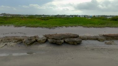 İHA hava videosu Uçan Kayalar Hobe Sound FL 'yi koruyor. 2023 dolaylarında.