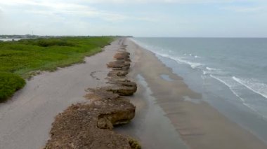 İHA hava videosu Uçan Kayalar Hobe Sound FL 'yi Korudu