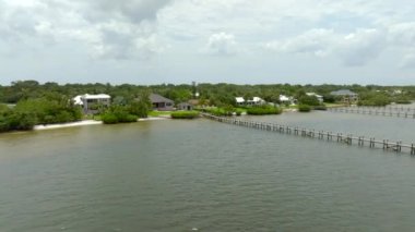 Sewall Point Florida 4k 'de rıhtımlı havadan video evleri.