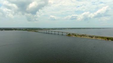 Hava videosu Ernest Lyons Köprüsü Stuart Causeway Florida ABD