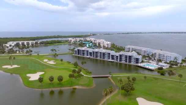 空撮ビデオマンションとゴルフコース ハッチンソン島フロリダUsa — ストック動画