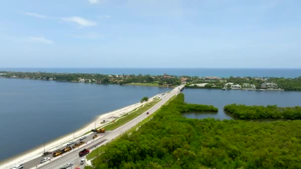 Luchtvideo Southern Blvd Bridge Leidt Naar Mar Lago Palm Beach — Stockvideo