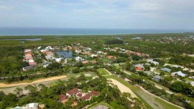 Hobe Sound Florida 'da okyanus manzaralı lüks mahallelerde çekilmiş görüntüler.
