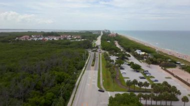 Hava görüntüsü A1A Causeway Bulvarı Jensen Beach Florida 'ya yaklaşıyor.