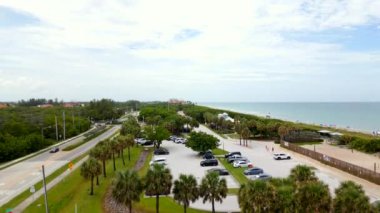 Drone videosu Jensen Beach Park Florida 'nın yükseldiğini gösteriyor.