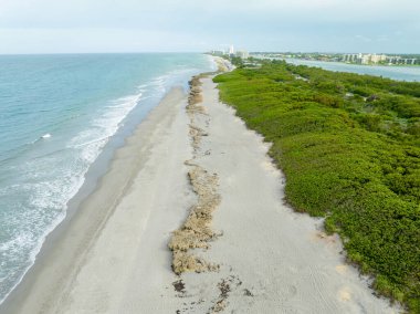 Hobe Sound Florida 'da kayalar uçuşan hava fotoğrafı.