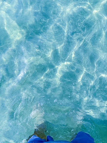 脚踏在浅蓝色的水里 — 图库照片